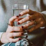 Bere acqua mattino cosa succede corpo