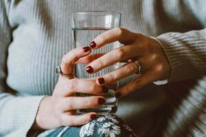 Bere acqua mattino cosa succede corpo