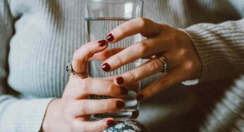 Bere acqua appena svegli: che cosa succede al nostro corpo