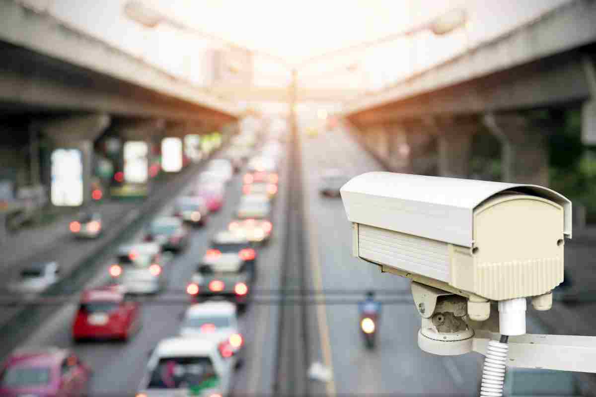 cellulare guida multa intelligenza artificiale